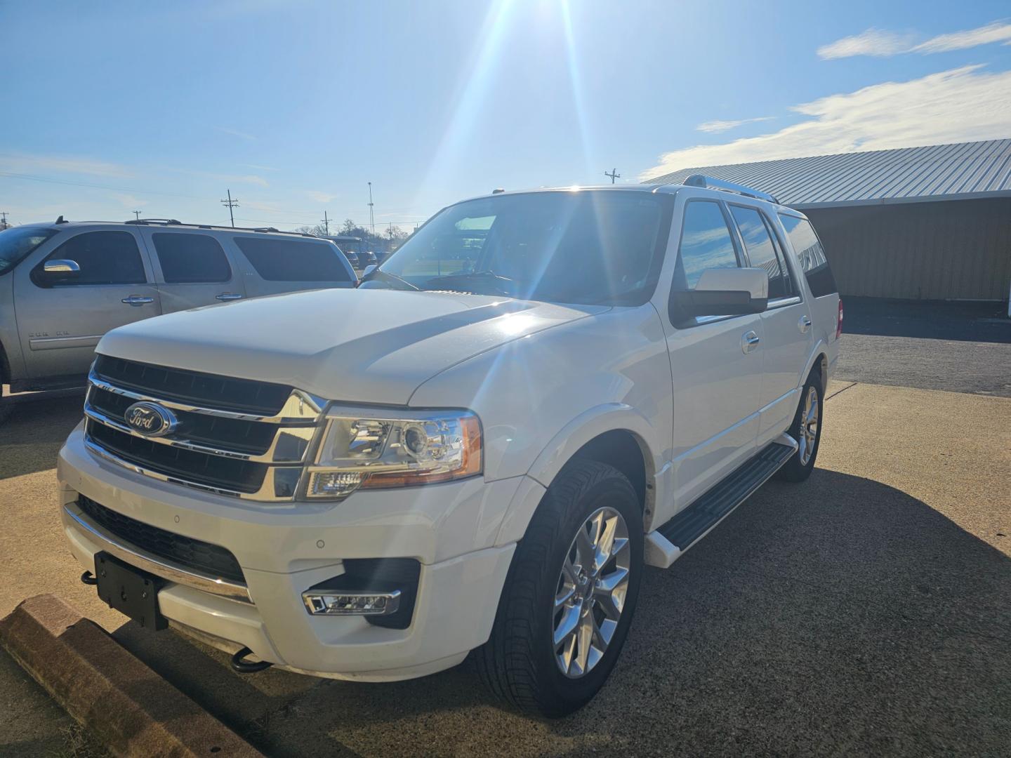 2015 WHITE FORD EXPEDITION Limited 4WD (1FMJU2AT2FE) with an 3.5L V6 DOHC 24V FFV engine, 6-SPEED AUTOMATIC transmission, located at 533 S Seven Points BLVD, Seven Points, TX, 75143, (430) 255-4030, 32.313999, -96.209351 - Photo#0